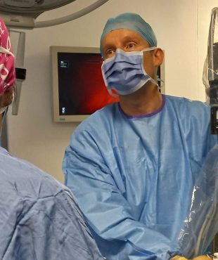 Joel Dunning overseeing the first cardiothoracic robotic procedure on the continent at the Christiaan Barnard Memorial Hospital