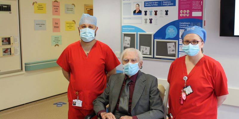 Leslie Hodgson (centre) with two of the team who operated on him, Mr Noweed Ahmad, consultant, and Tamzin Jackson, OPD