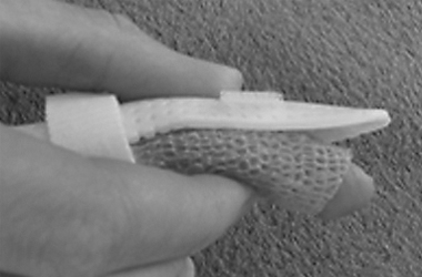 Support the middle joint of your finger in the splint
