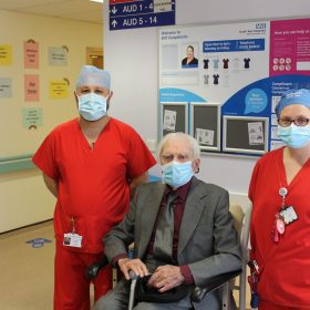 Leslie Hodgson (centre) with two of the team who operated on him, Mr Noweed Ahmad, consultant, and Tamzin Jackson, OPD